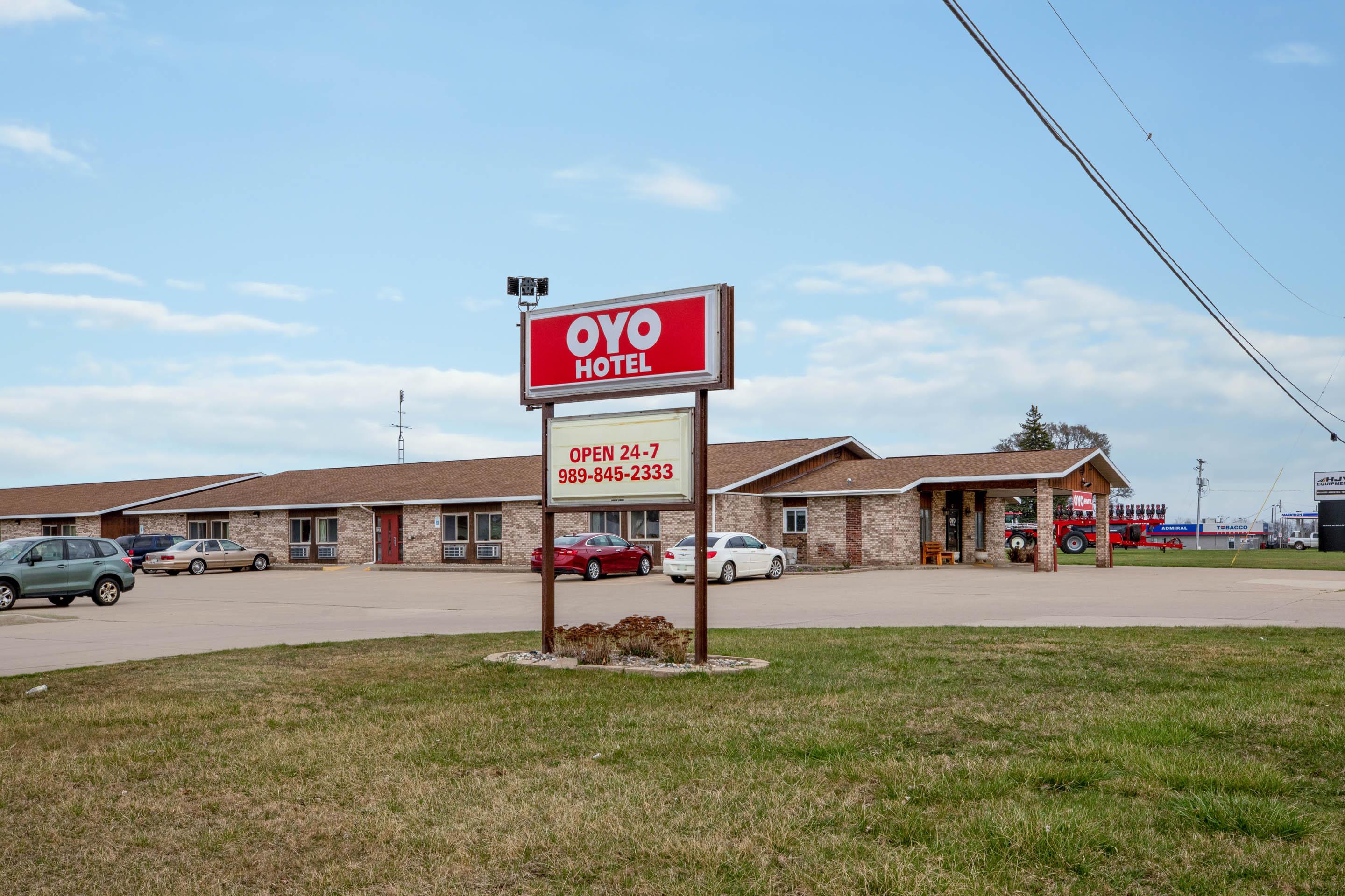 Oyo Hotel Chesaning Route 52 & Hwy 57 Esterno foto