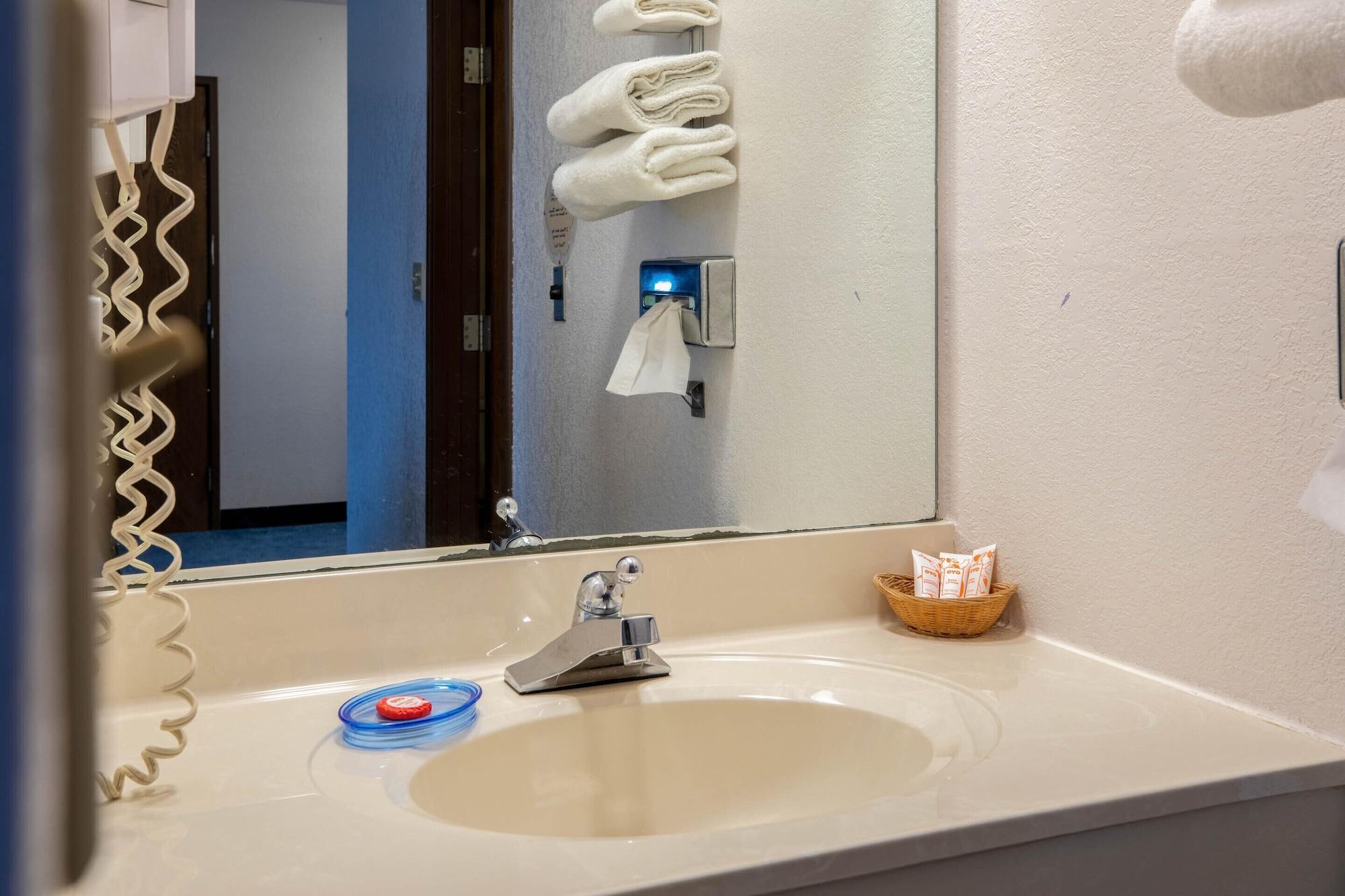 Oyo Hotel Chesaning Route 52 & Hwy 57 Esterno foto